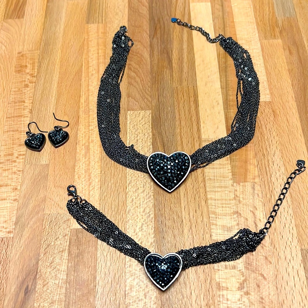 Fashion jewellery set.
